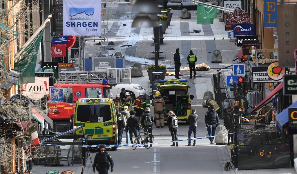 
Räddningstjänsten hade problem med kommunikationssystemet Rakel under terrordådet på Drottninggatan i Stockholm den 7 april. Foto: TT                                            