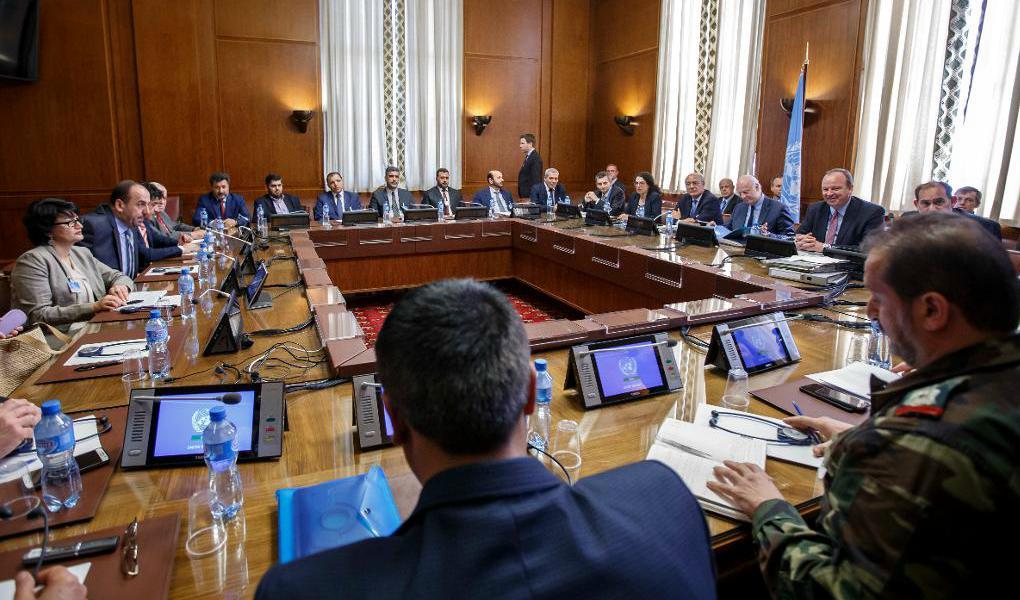 
FN-ledda fredssamtal i Genève - där de syriska företrädarna sällan möts öga mot öga utan FN-personalen rör sig mellan parterna i sina försök att hitta gemensam mark. Foto: Salvatore Di Nolfi/AP/TT                                            