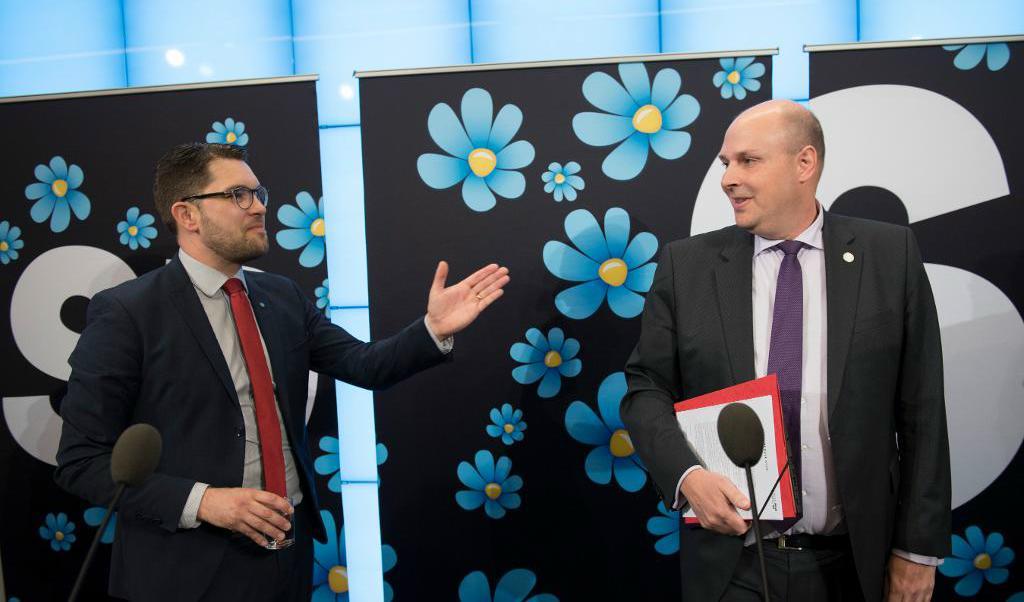 Sverigedemokraternas partiledare Jimmie Åkesson med sitt nyförvärv, den moderate riksdagsledamoten Patrick Reslow. Foto: Henrik Montgomery/TT