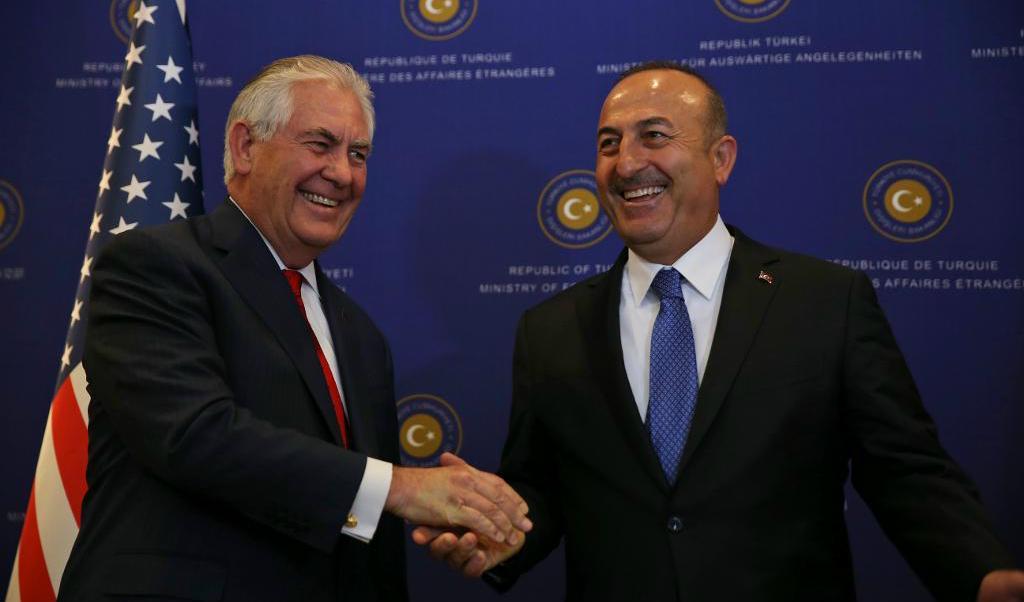 
Det var glada miner när Turkiets utrikesminister Mevlüt Çavusoglu (till höger) tog emot sin amerikanske kollega i Ankara i slutet av april. Nu är tongångarna kyligare. Foto: Lefteris Pitarakis/AP/TT                                            