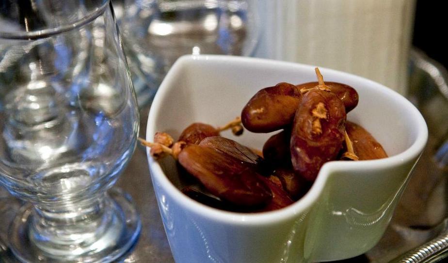 Dadlar och mjölk är det traditionella sättet att bryta ramadan-fastan på kvällen. Arkivbild. Foto:
Pontus Lundahl/TT