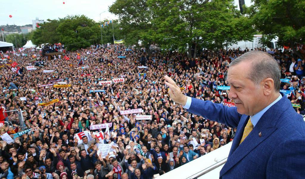 Turkiets president Recep Tayyip Erdogan vinkar till anhängare i Ankara när han anländer till den gångna helgens partikongress. Foto: STF/AP/TT