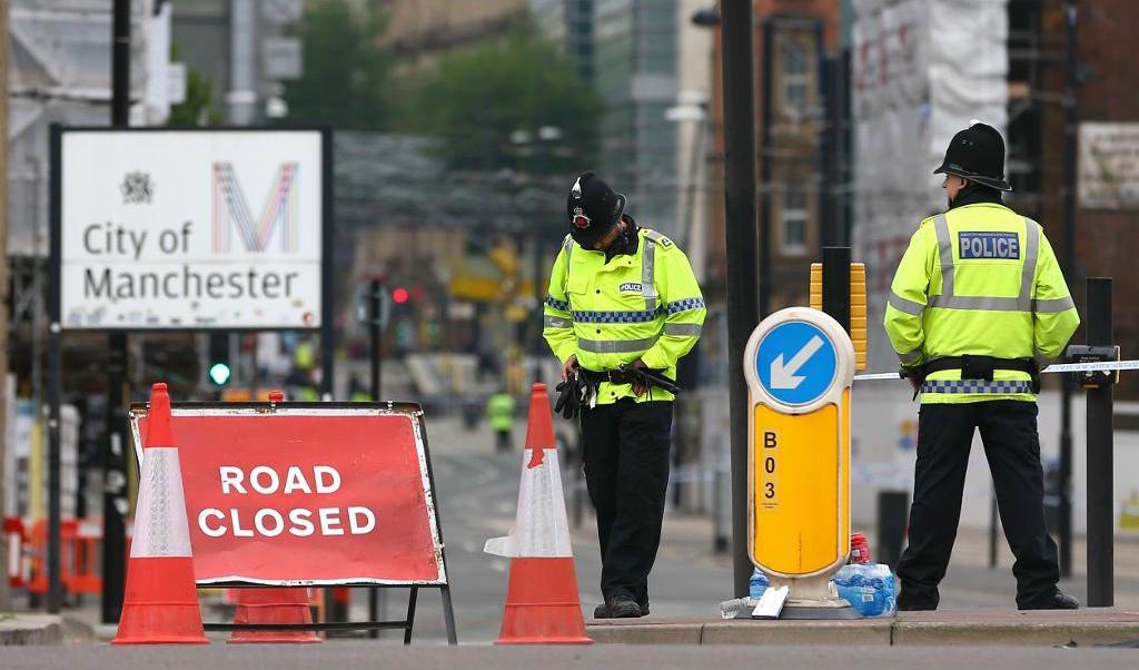 

Polisnärvaron i Manchester är hög. Här vid en avspärrning vid en väg som leder till Manchester Arena. Foto: TT                                                                                        