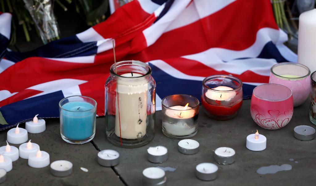 
Ljus och blommor på ett torg i Manchester efter en minnesstund i tisdags kväll. Foto: Kirsty Wigglesworth/AP/TT                                            