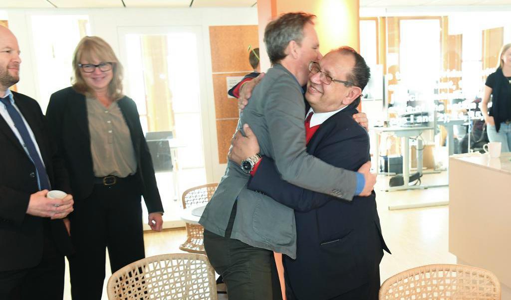 

Glädjen var stor efter Svea hovrätts dom i april. Här kramar John Stauffer, chefsjurist på Civil Rights Defenders, Fred Taikon, en av dem som tilldömdes skadestånd. Foto: TT                                                                                        