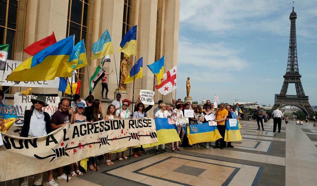 


Demonstranter protesterar mot Putins besök i Frankrike. Foto: Francois Mori/AP/TT                                                                                                                                    