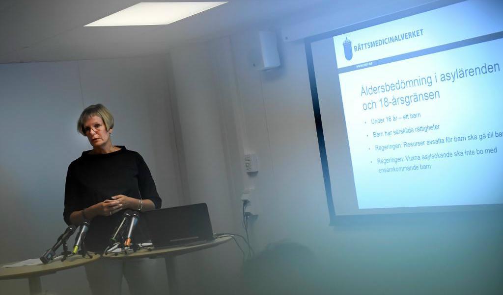 
Ann Lemne, projektledare för medicinska åldersbedömningar på Rättsmedicinalverket vid en tidigare presskonferens, där man berättade om hur medicinska åldersbedömningar kan genomföras. Foto: TT-arkivbild                                            