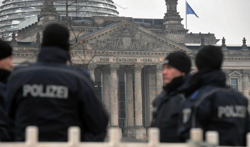 


Poliser bevakar det tyska parlamentet i Berlin. Foto: Ralf Hirschberger/AP/TT-arkivbild                                                                                                                                    