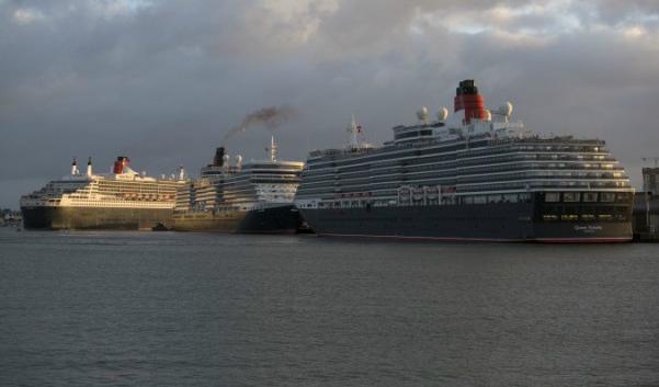 
Tre kryssningsfartyg i hamnen i Southampton, England. Kryssningsturister håller i pengarna när de går i land, visar en undersökning. Foto: Oli Scarff/Getty Images                                            