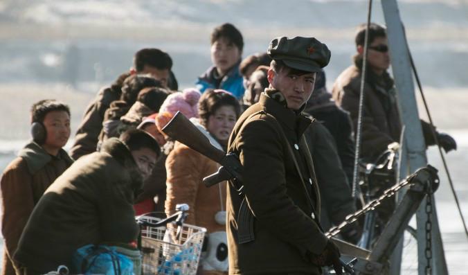 
Nordkoreanska vakter vid gränsfloden Yalu mellan Kina och Nordkorea. Foto: Johannes Eisele/AFP/Getty Images                                            