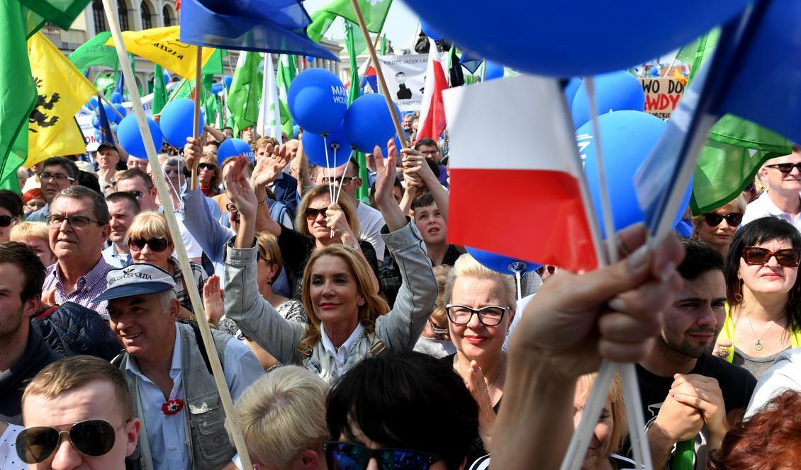Demonstranterna håller polska och EU:s flaggor under portesterna i Warszawa den 6 maj 2017. Foto: Janek Skarzynski/AFP/Getty Images