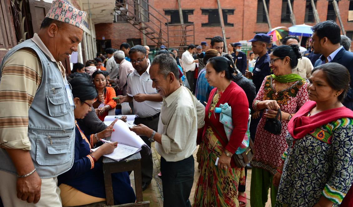 Nepalska medborgare samlas för att få identitetskort. Den 14 maj hålls val. Foto: Prakash Mathema/AFP/Getty Images