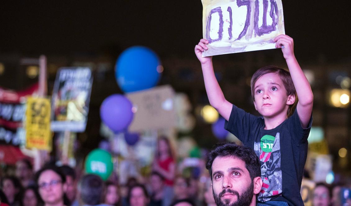 
Manifestationen för en tvåstatslösning hölls i Israels huvudstad Tel Aviv. En ung israelisk pojke håller en skylt med ordet "Fred" under demonstrationen den 27 maj, 2017 på Rabin Square i Tel Aviv. Foto: Jack Guez/AFP/Getty Images                                            