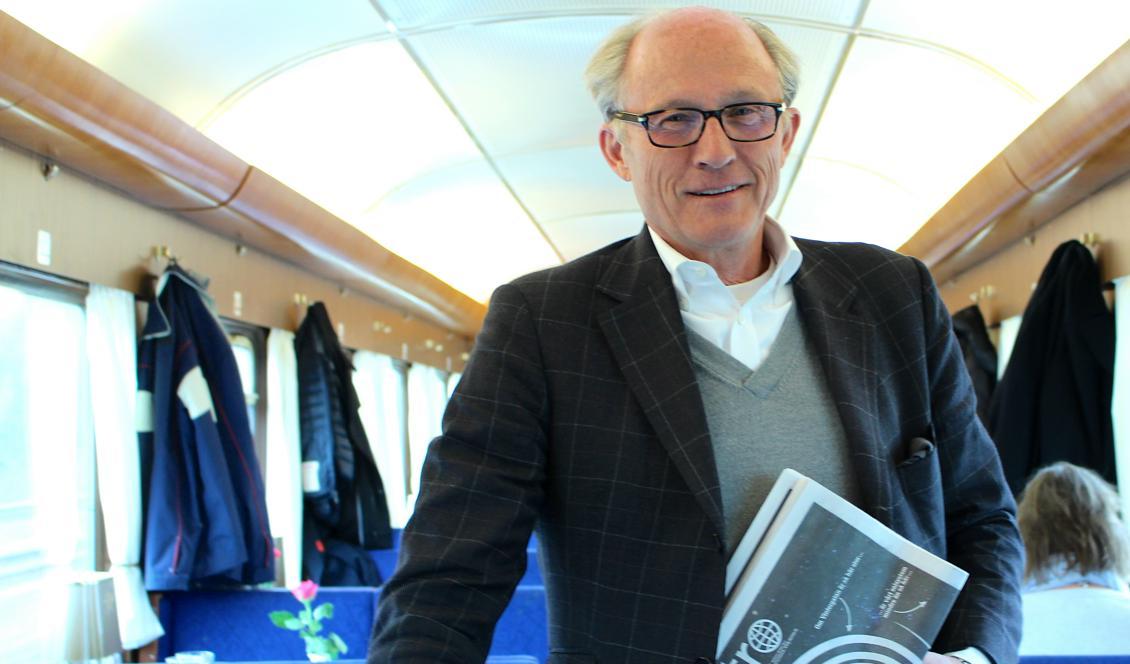 


Mats Qviberg ombord på Blå Tåget – med dagens Metro i handen. Foto: Susanne W Lamm                                                                                                                                    