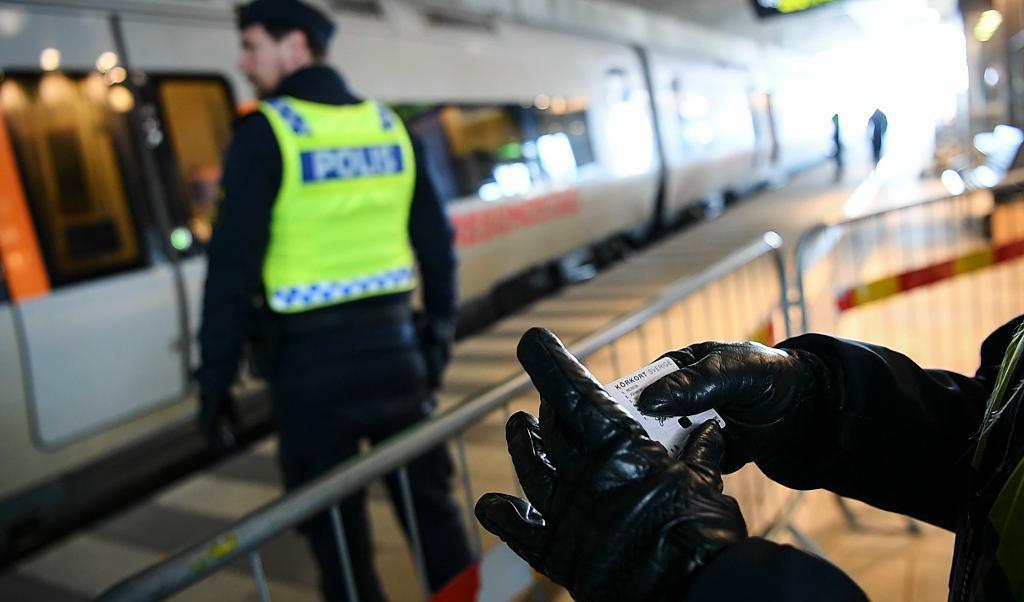 
Fler söker asyl vid gränskontrollerna i Skåne efter slopandet av id-kontrollerna på bland annat Kastrup. Här gränskontroll vid Hyllie, den första tågstationen på svensk sida efter Öresundsbron. Foto: TT-arkivbild                                            