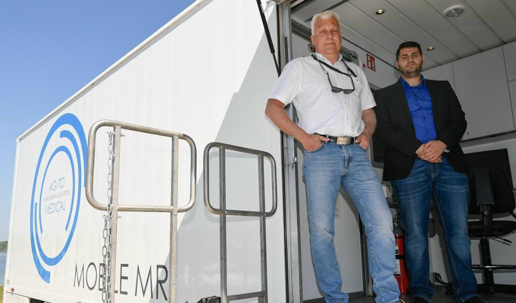 

Här, på en lastbilstrailer utrustad med magnetkamera på Campus Gräsvik i Karlskrona, startar nästa vecka undersökningen av 900 frivilliga. Johan Sanmartin Berglund är professor i hälsoteknik på Blekinge Tekniska Högskola och Mohassad Al Atia är röntgensjuksköterska och doktorand. Foto: Johan Nilsson/TT                                                                                        