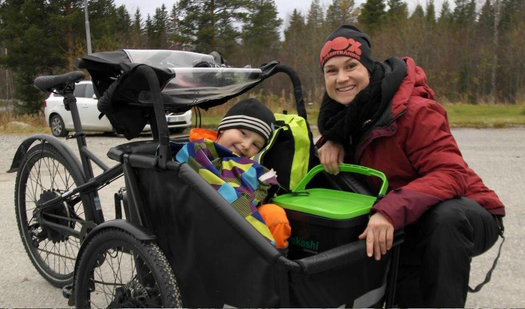 
En av satsningarna mot fossilfritt är den el-drivna lastcykeln, som får högsta betyg av Dante. I den gröna hinken finns förskolans organiska avfall. Det ska bli lokal gödning istället för att transporteras de 25 milen till Umeå. Foto: Heidi Andersson