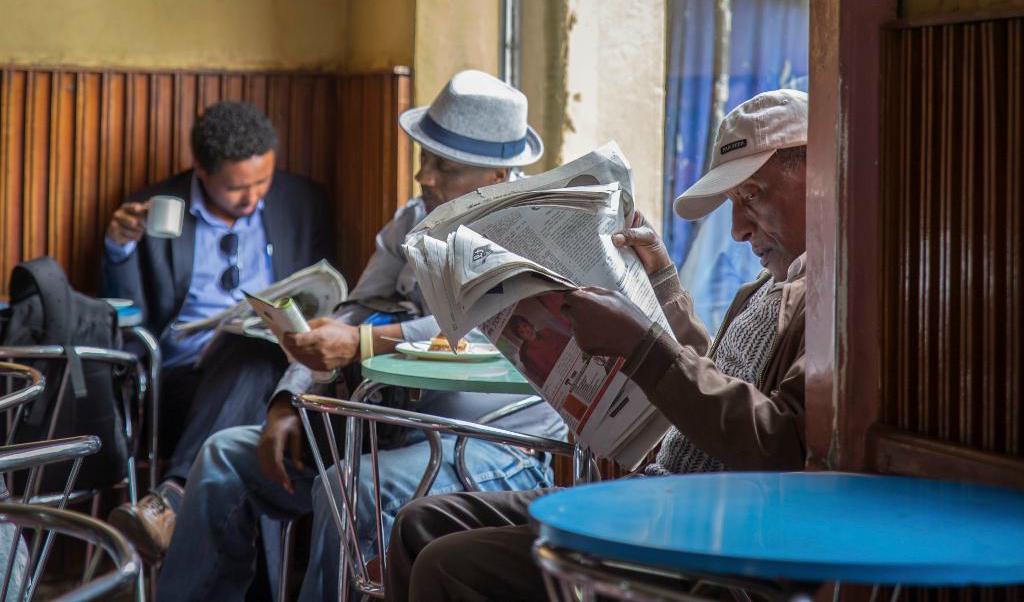 
Tidningsläsare på ett kafé i Addis Abeba i oktober förra året, under det undantagstillstånd som då rådde och som även innebar att internet stängdes ner i flera perioder. Foto: Mulugeta Ayene/AP/TT                                            