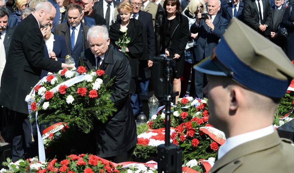Minnesceremoni för olycksoffren. Jaroslav Kaczynski, ledare för Lag och rättvisa samt tvillingbror till den döda Lech Kaczynski, tvåa från vänster. Arkivbild. Foto: Alik Keplicz/TT/AP