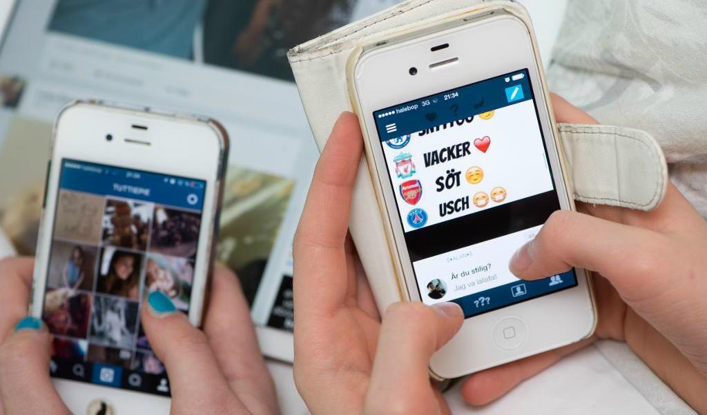 
Två flickor surfar på sociala medier med sina mobiltelefoner. Foto: Fredrik Sandberg/TT-arkivbild                                            