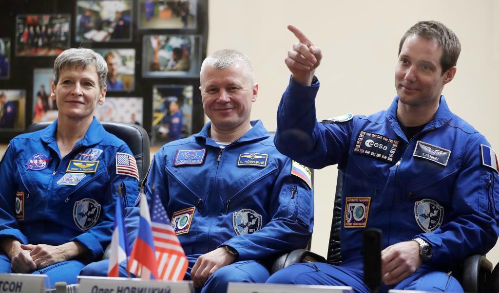 Peggy Whitson, Oleg Novitskij och Thomas Pesquet före avfärden till ISS i november. Arkivbild. Foto:
Dmitri Lovetsky/AP/TT