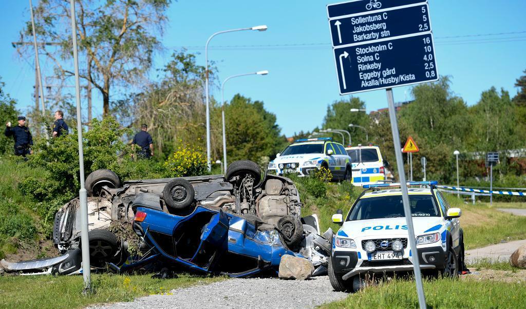 Två poliser och tre misstänkta rånare fördes till sjukhus vid en jakt efter ett rån mot ett växlingskontor i Akalla i nordvästra Stockholm. Foto:
Fredrik Sandberg/TT