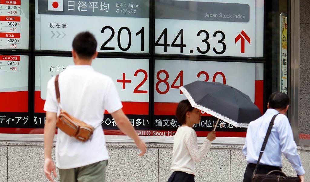 
Det är glatt på Tokyobörsen. Foto: Eugene Hoshiko/AP/TT                                            