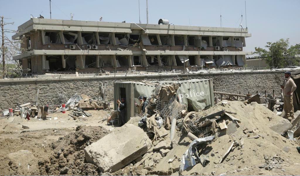 
Förödelse efter förra veckans självmordsdåd i Kabul. I bakgrunden Tysklands ambassad, som skadades i explosionen. Foto: Massoud Hossaini/AP/TT                                            