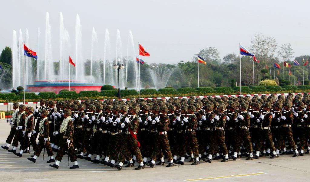 

Militärparad i Burma i mars i år. Av de 122 passagerna var över hälften anhöriga till militäranställda. Foto: Aung Shine Oo/AP/TT                                                                                        