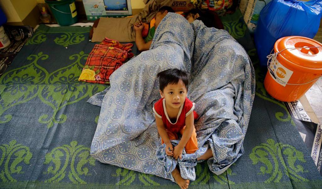 
En filippinsk pojke som bor med sina föräldrar i ett evakueringscenter i Marawi. Foto: Aaron Favila/AP/TT                                            