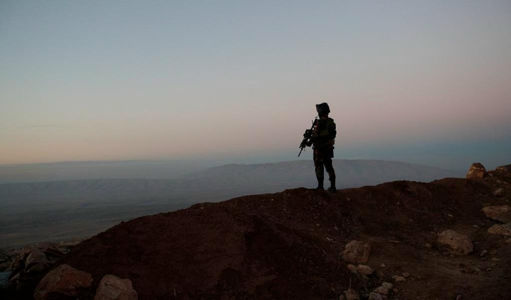 
En kurdisk Pershmergasoldat står utanför Arbil, provinshuvudstad i den halvautonoma kurdiska regionen i norra Irak. Foto: Christophe Ena/AP/TT-arkivbild                                            