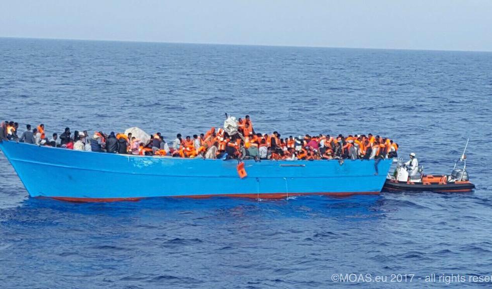 
Människor får flytvästar på en båt utanför Libyens kust för två veckor sedan. Arkivbild. Foto: AP/TT                                            
