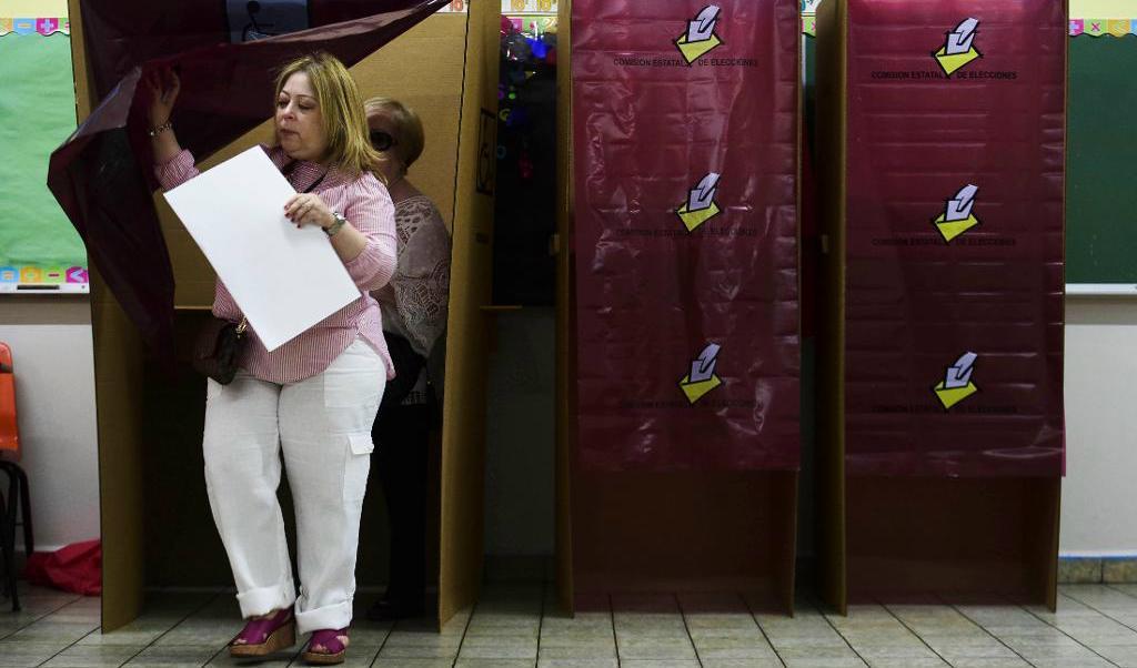 
En kvinna röstar i folkomröstningen i Puerto Rico. Foto: Carlos Giusti/AP/TT                                            