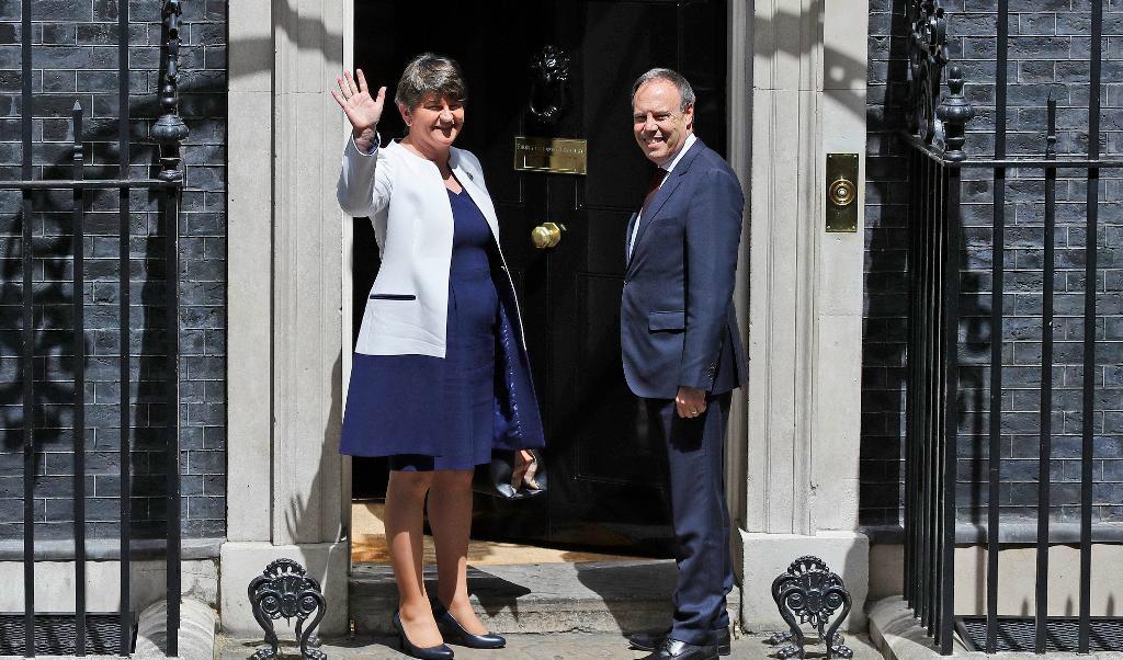 
DUP-ledaren Arlene Foster på väg in till 10 Downing Street med viceledaren Nigel Dodds i sällskap. Foto: Frank Augstein/AP/TT                                            