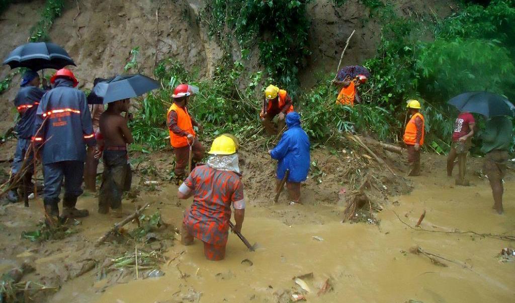 Bangladeshiska räddningsarbetare letar efter saknade efter jordskreden. Foto: STR/AFP