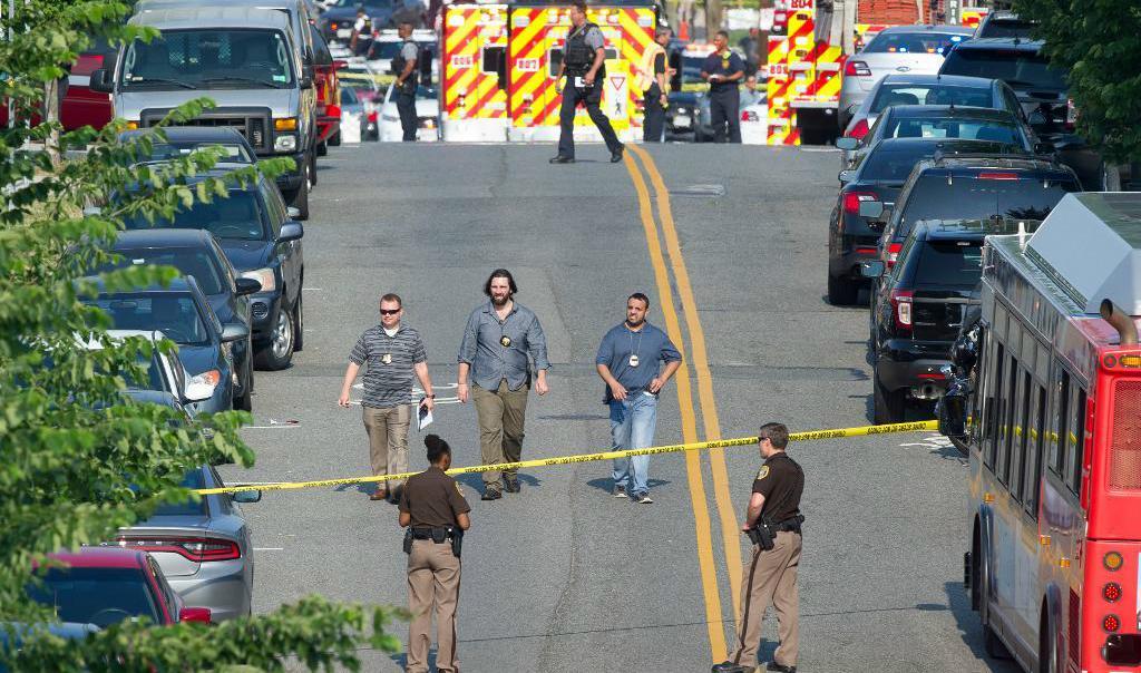Polis och räddnings- och ambulanspersonal i närheten av platsen för skjutningen. Foto: Cliff Owen/AP/TT