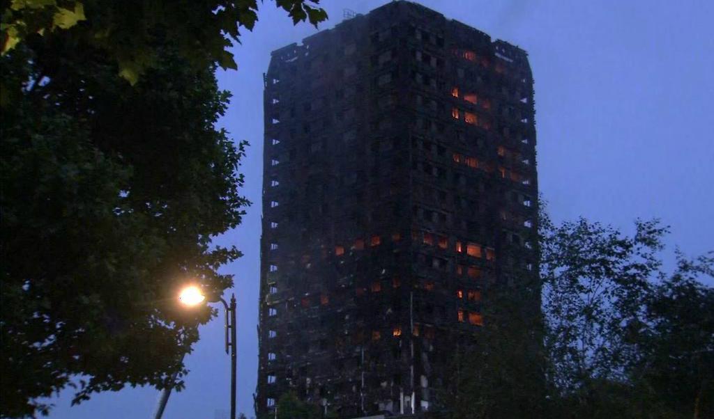 

Branden startade natten till onsdag i hyreshuset på Latimer Road i västra London. Foto: AP/TT                                                                                        