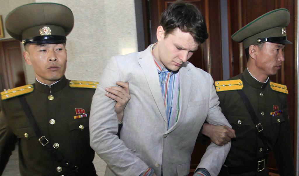 

Rättegången i Pyongyang i mars 2016 var sista gången som den amerikanske studenten Otto Warmbier sågs offentligt - tills det att han återvände till USA i veckan. Det är oklart hur han har behandlats under tiden i fångenskap, men han har hjärnskador. Foto: Jon Chol Jin/AP/TT                                                                                        