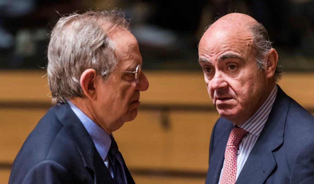 Italiens finansminister Pier Carlo Padoan, till vänster, i samspråk med Spaniens ekonomiminister Luis de Guindos i samband med att euroländernas finansministrar träffades i Luxemburg på fredagen. Foto: Geert Vanden Wijngaert/AP-arkivbild