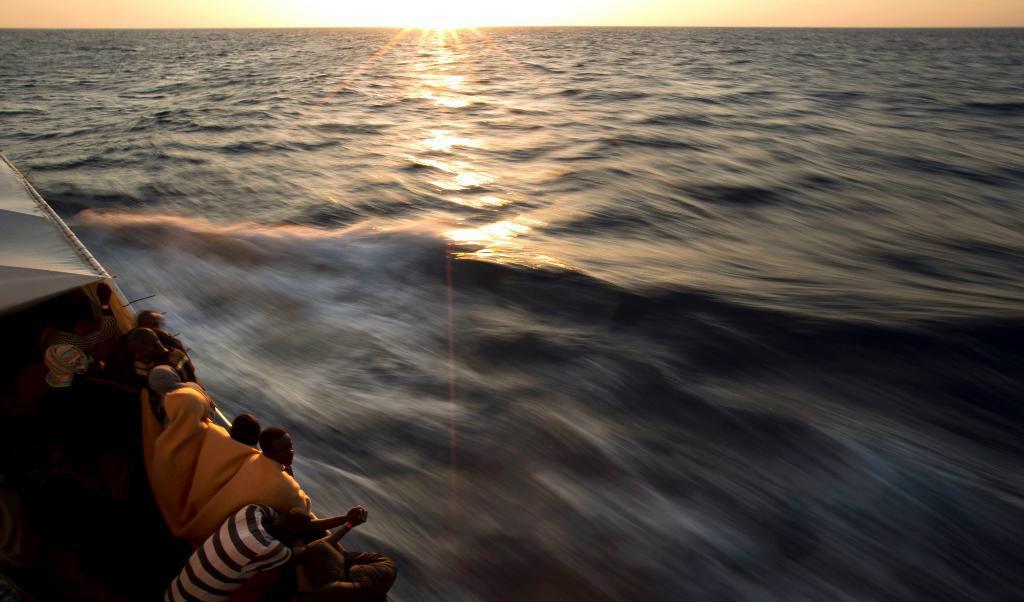 Migranter som plockats upp ur havet utanför Libyen ombord på räddningsfartyget Golfo Azzurro, där de fått hjälp av den spanska organisationen Proactiva Open Arms. Foto:
Emilio Morenatti/AP/TT
