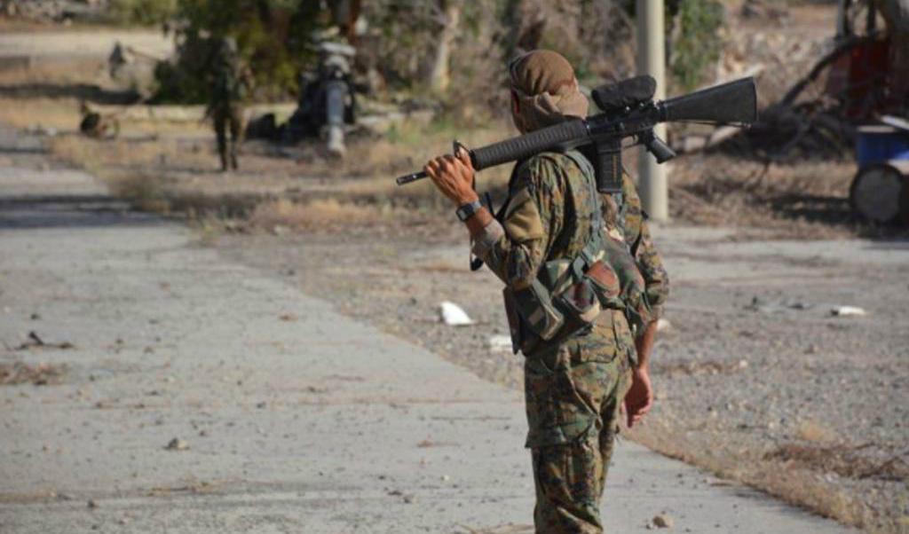 
Soldater från SDF-koalitionen i staden Tabqa i norra Syrien. Foto: AP/TT-arkivibld                                            