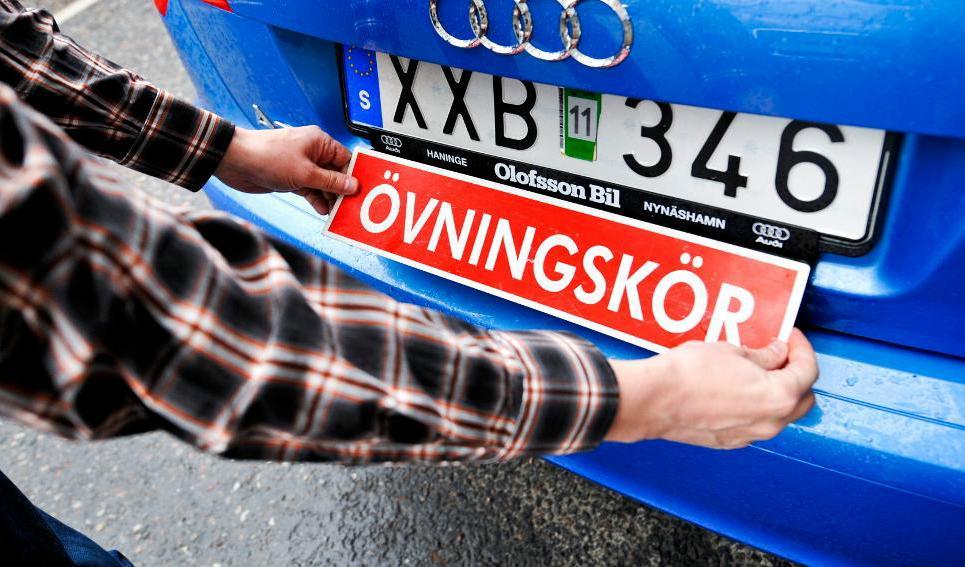 

Från och med nästa år ska det räcka att betala en avgift för att ta eller förnya sitt körkort. Inte tolv som tidigare. Foto: Bertil Ericson/TT-arkivbild                                                                                        