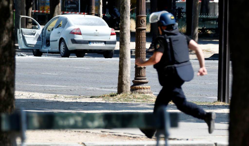 En stor polisinsats i Paris efter att en personbil kört in i en polisbuss. Händelsen utreds som terrorbrott. Foto: Charles Plaiau /Reuters/TT