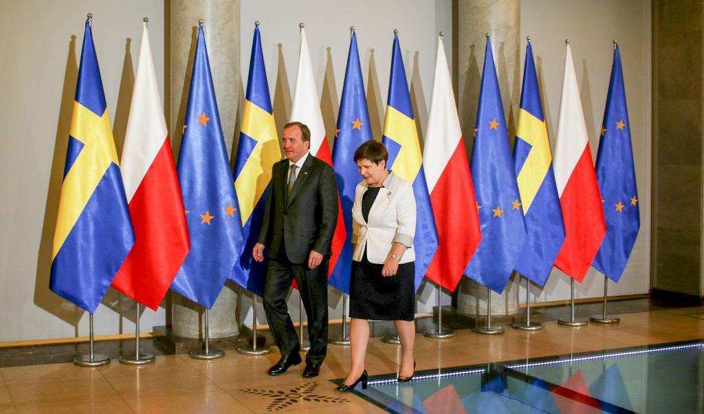 

Statsminister Stefan Löfven (S) tas emot av Polens premiärminister Beata Szydlo under ett besök i Polen. Foto: TT                                                                                        