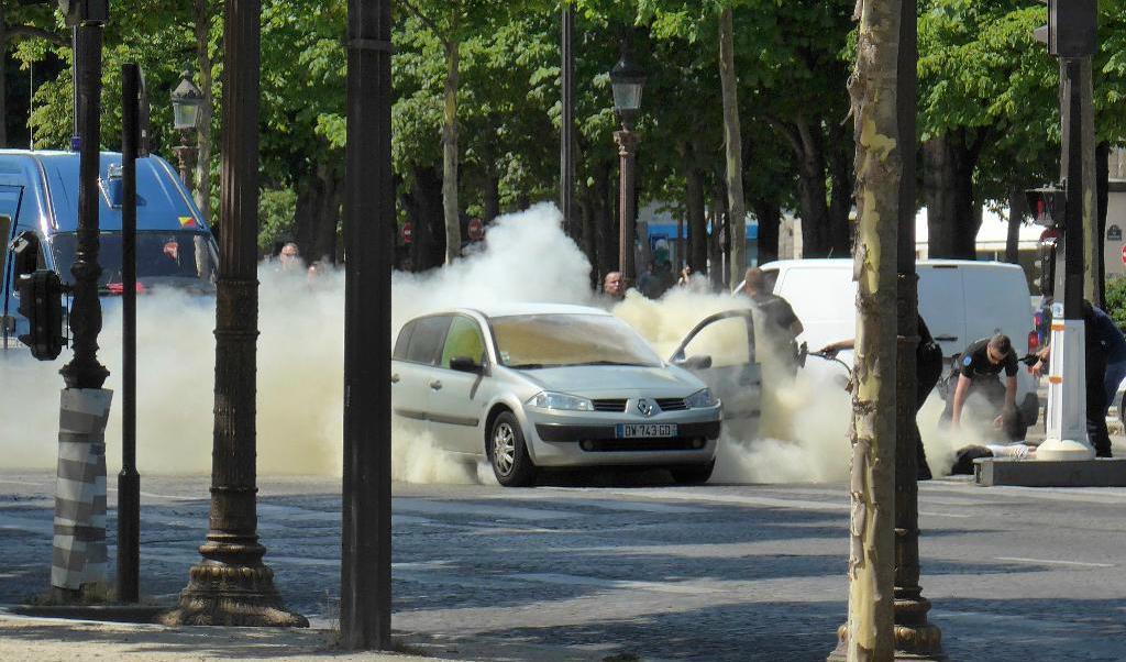 
Polisen lyckades dra ut föraren ur den brinnande bilen och släcka, men hans liv gick inte att rädda. Inrikesminister Gerard Collomb benämnde i går händelsen som ett "attentatsförsök". Foto: Noemie Pfister/AP/TT                                            