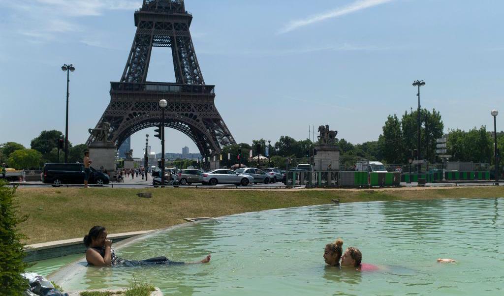 
Tjejer svalkar sig i Trocadéro-parken i Paris. Foto: TT                                            