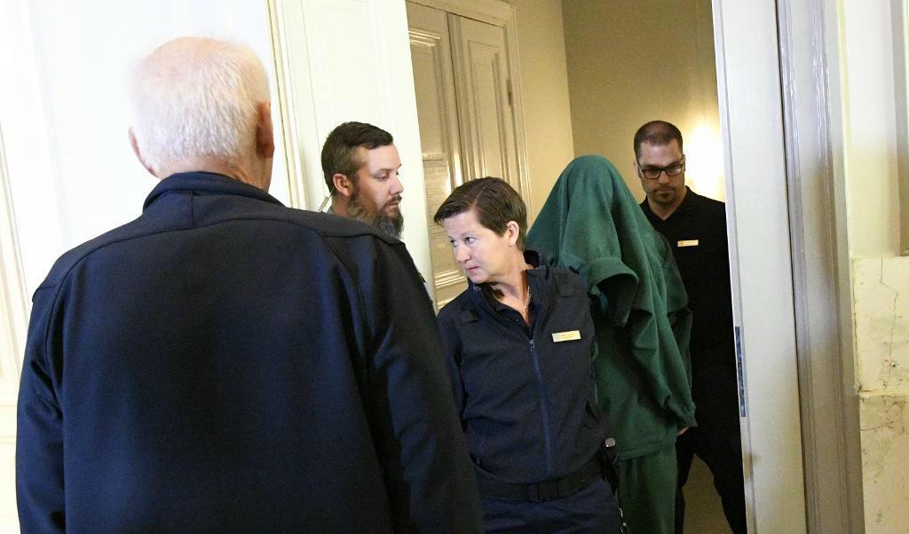 
Den misstänkte 41-årige idrottsledaren när han leddes in i rättegångssalen i Blekinge tingsrätt. Mannen döms till sex års fängelse. Foto: TT-arkivbild                                            