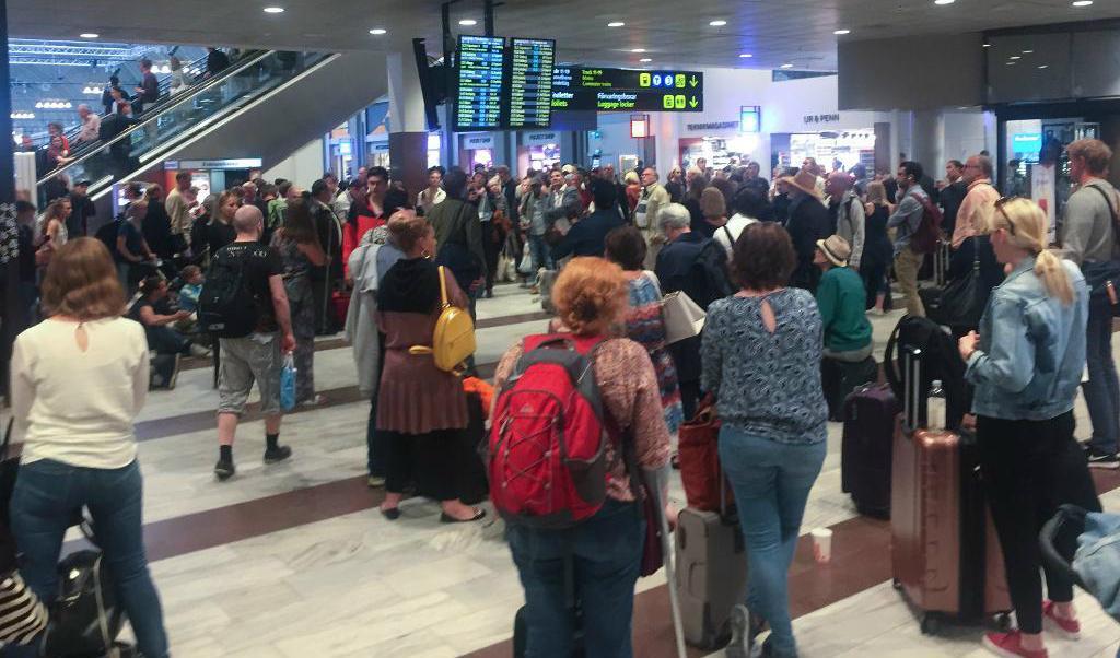 
Tågpassagerare fast på Stockholms Central efter en kabelbrand som skedde på förmiddagen fortsätter att ställa till det för tusentals tågresenärer på väg till och från Stockholm. Foto: Gustav Sjöholm/TT                                            