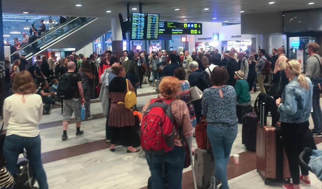 
Tågpassagerare fast på Stockholms Central efter en kabelbrand som skedde på förmiddagen fortsätter att ställa till det för tusentals tågresenärer på väg till och från Stockholm. Foto: Gustav Sjöholm/TT                                            