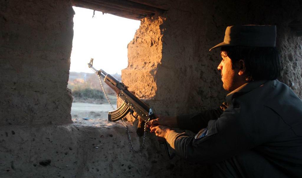 En afghansk polis vid en vägspärr i Lashkar Gah. Arkivbild. Foto: Abdul Khaliq/AP/TT